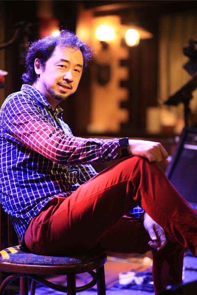 藍色狂想創辦人紀華麟，長期不畏艱難地投入流行音樂產業界，為高雄獨立樂團與流行音樂環境奠基。（高雄市文化局提供／任義宇高雄傳真）