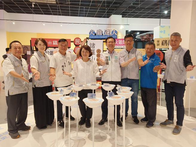 嘉义市长黄敏惠、民眾党立委张启楷邀请大家来参观市立博物馆参观「嘉义火鸡肉饭」特展。（廖素慧摄）