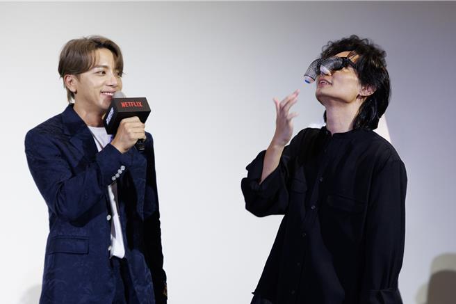 《正港分局》中的谢坤达（左）化身「头髮好油男」惊呆全场，趁机报仇导演玩「扮丑16蹲。（Netflix提供）