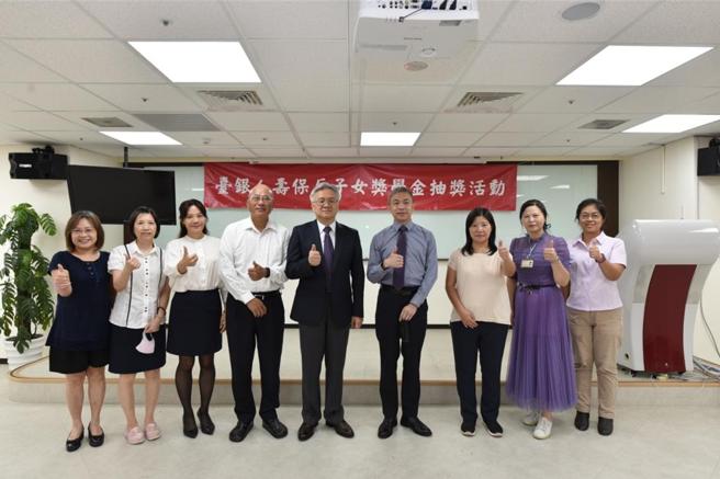 臺銀人壽總經理劉啟聖(中)及法務、稽核、會計及政風人員現場見證抽出幸運中獎得主。圖／臺銀人壽提供