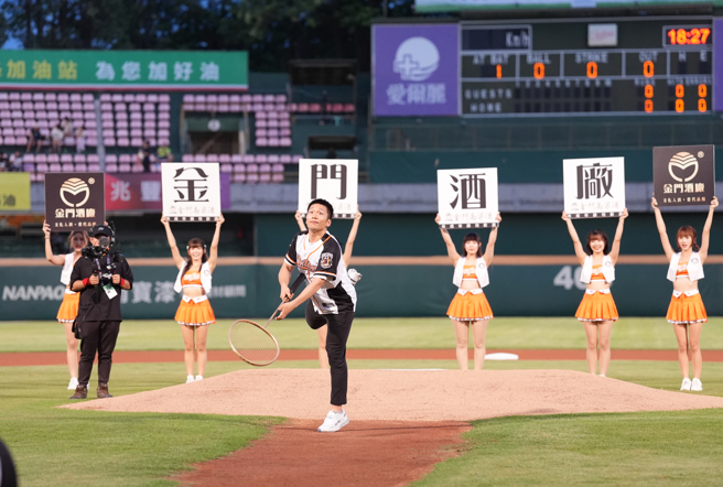 在巴黎奧運完成羽球男雙二連霸的李洋21日受邀為統一獅開球。（統一獅提供）