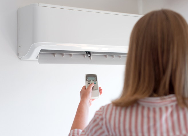 一名网友表示，换了变频冷气之后，电费比去年还高。（示意图／AI生成）