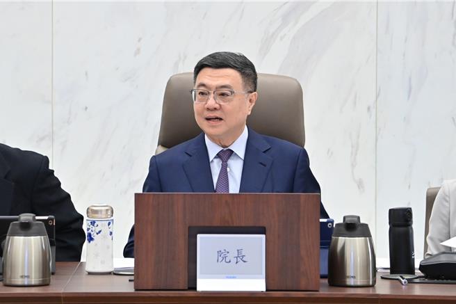 行政院长卓荣泰今主持行政院永续会时表示，为落实「2050净零排放」目标，明年度中央政府已编列1161亿元，并预计于2030年前陆续投入9000亿元预算，加速推动绿能、储能、节能。（行政院提供）