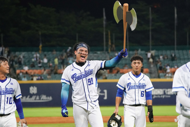 富邦悍将张育成9局下敲出再见3分炮。（富邦悍将提供）