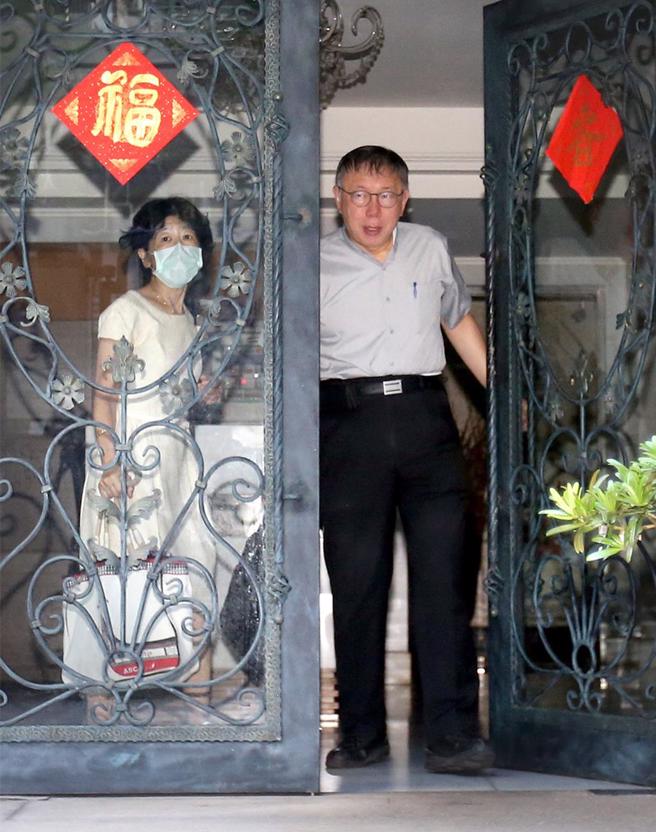 柯文哲(右)与妻子陈佩琪(左)21日前往联医参加调查会议，面对媒体不发一语。谢寒冰认为学会管住嘴是好事。（范扬光摄）