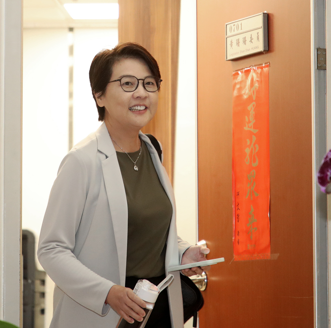 民眾黨立委黃珊珊雖口稱不戀棧，但僅辭去白營中央委員，卻沒有辭不分區立委，仍引外界質疑。圖為她21日離開國會辦公室，前往民眾黨黨部。（劉宗龍攝）