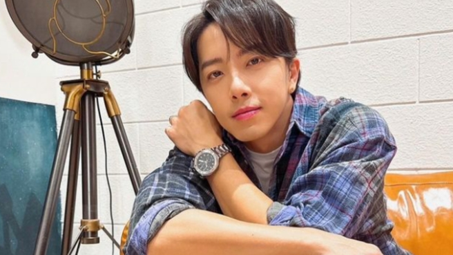 《正港分局》中，坤达挑战化身「油头男」，颠覆以往帅气形象。（图／翻摄自坤达 IG）