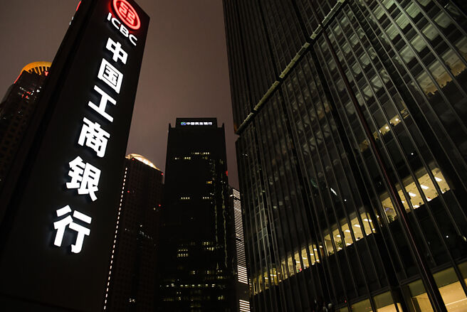 银行股涨不停，陆股前十大市值公司，银行占五席。图／新华社