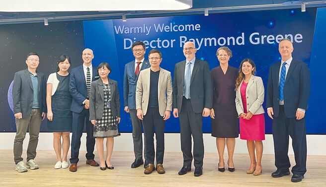 外貿協會董事長黃志芳（右五）及貿協團隊，接待美國在台協會處長谷立言（右四）及AIT經濟組商務組並進行交流。圖／貿協提供