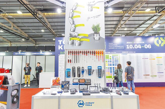 各参展商在展览摊位上精心展示各类五金产品，努力吸引来自世界各地买家的关注。图／业者提供