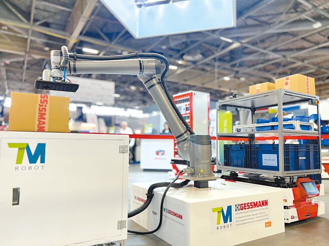 达明机器人新品TM30S CNC AI检测方案，内建AI视觉系统，大幅提升生产效率与品质控制。图／业者提供