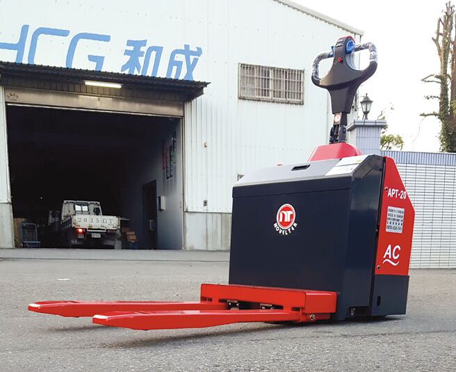 恆智重機推出全新力作APT-20「懸浮型電動拖板車」，為棧板搬運效率提升的又一力作。圖／恆智重機提供