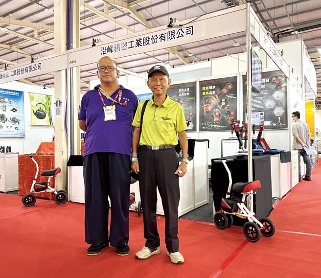沿峰脱蜡铸造全方位一条龙服务；图为沿峰精密董事长陈民治（右）、厂长陈信华（左）。图／朱锦霞
