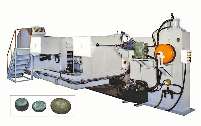 桂全「盘圆切断成型机」可将加工件切断、压扁自动化一次完成，且能满足锻造业者高精度要求。图／桂全提供