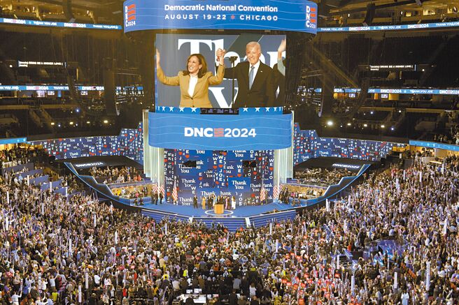 美国民主党19日在芝加哥召开全代会，活动最高潮是总统参选人贺锦丽与美国总统拜登同场创造接棒形象。（美联社）