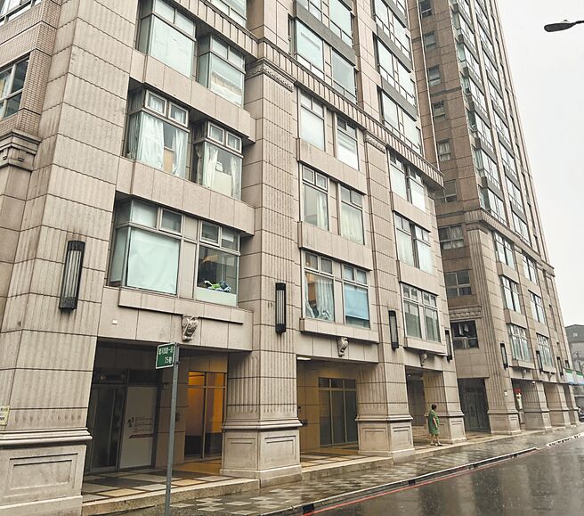 传闻前交通部长李孟谚外遇对象张女住在新北市永和区「桦福水悦」社区大楼。（王扬杰摄）