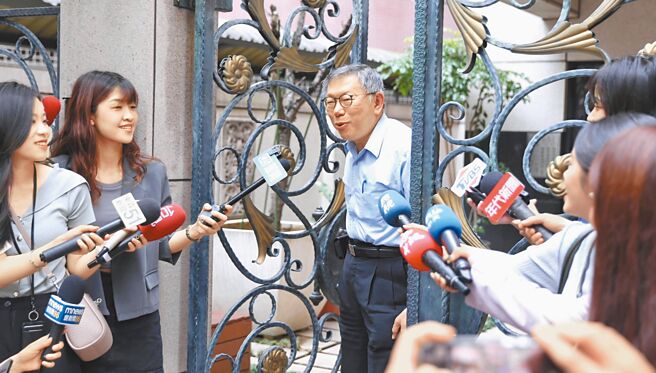 民眾黨主席柯文哲20日出門（中）被問到有媒體報導，監察院4月時就查出大選政治獻金收支不符約2000萬元，對此柯僅表示不知道。（陳俊吉攝）