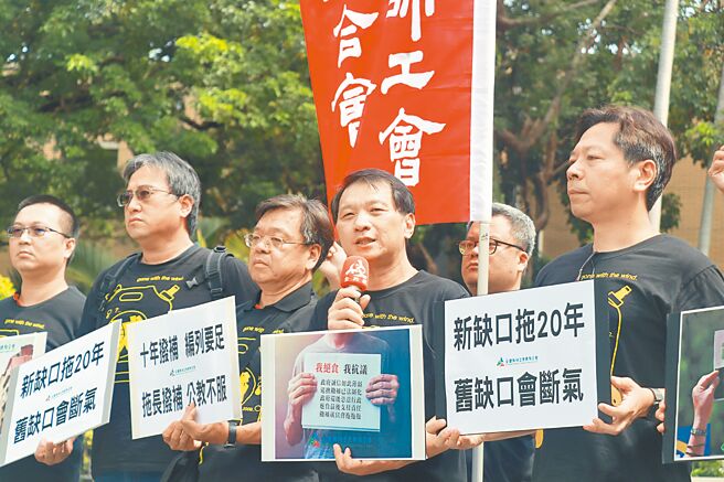 全國教師工會總聯合會20日在行政院門口抗議政府漠視公教權益。（實習攝影記者徐翊呈攝）