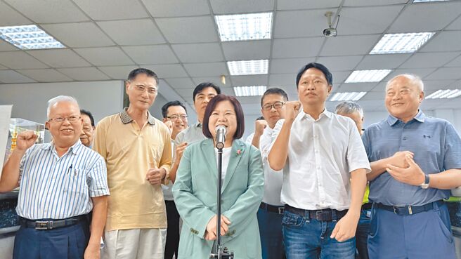 前劳动部长许铭春（前中）卸任满3个月之际，20日正式宣布投入民进党2026高雄市长党内初选。（柯宗纬摄）