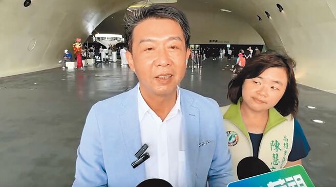 立委许智杰（左）20日认为，应该把民进党2026高雄市长初选时间提早。（许智杰办公室提供／柯宗纬高雄传真）