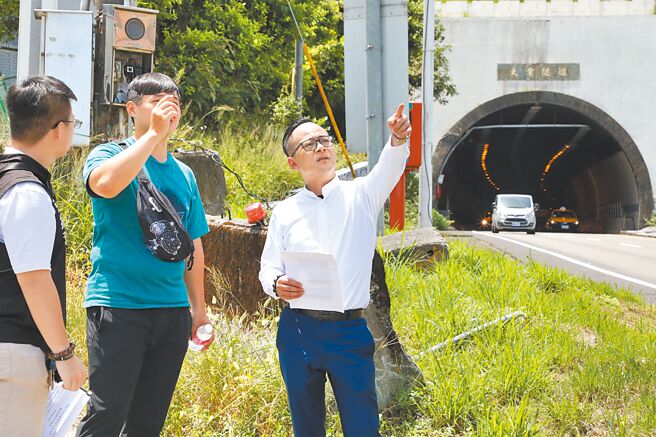 国道1号基隆市往台北方向的狮球岭地区与高架道路联络道交匯处设计不良，居民担忧易发生事故，基隆市议会议长童子玮（右）20日到场会勘，将在汽车出入口增设警示标语与反光镜。（基隆市议会议长童子玮办公室提供／徐佑升基隆传真）