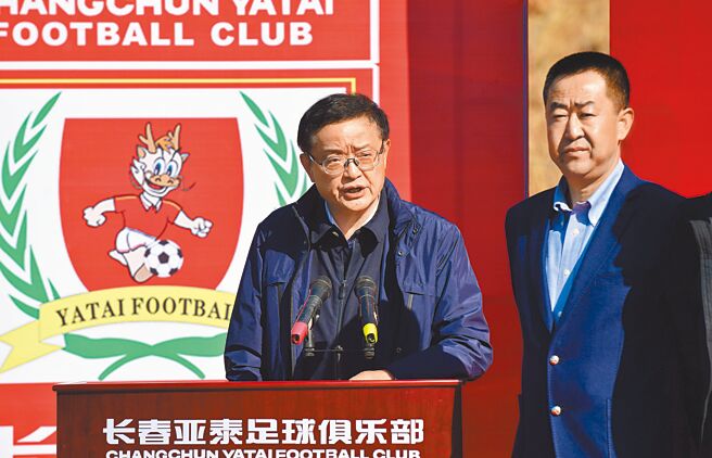 中國足球協會前副主席李毓毅、武漢市足球運動管理中心前主任付翔19日均獲刑11年，只剩大陸國家體育總局前局長杜兆才、中國男足前總教練李鐵「兩大咖」尚未宣判。圖為2019年4月，李毓毅（左）在「東北聯盟盃」青少年足球聯賽開幕式上致詞。（新華社）