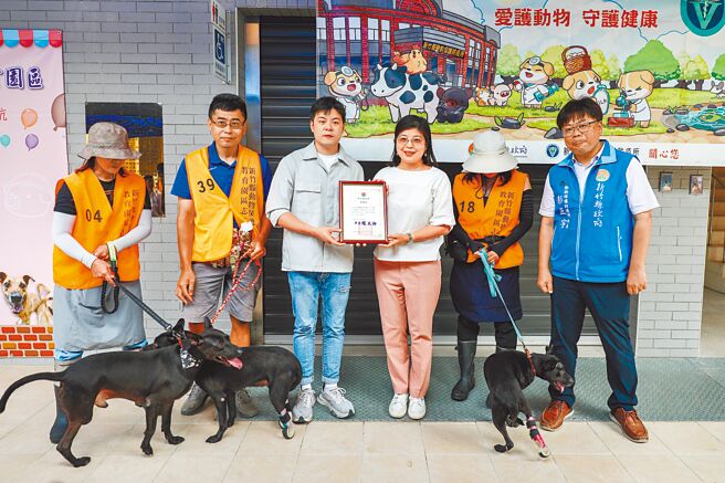 新竹县动保园区有37只残障浪犬，欧恩比重健义肢公司负责人林宗贤（左三）20日捐赠2对犬只义肢，县府秘书长李安妤（右三）致赠感谢状。（罗浚滨摄）