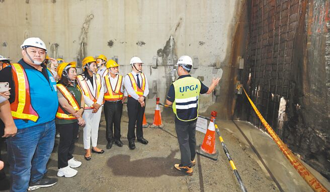 行政院長卓榮泰（右二）20日視察台鐵集集支線基礎設施改善工程的施工進度。（楊靜茹攝）