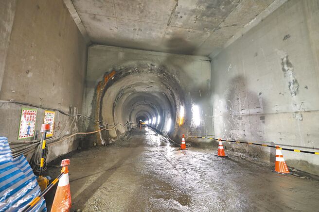 台鐵集集支線2、3號隧道邊坡2021年8月大崩塌，台鐵進行搶修，此為2號隧道施工情形。（楊靜茹攝）