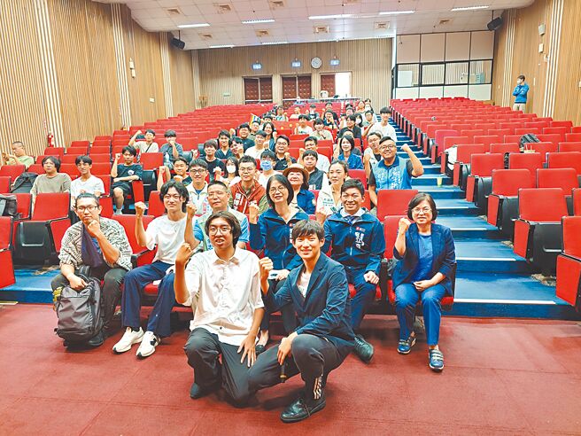 下一代人本交通促进会20日举行成立大会，首届理事长王晋谦（前左）表示，目标是能遍地开花参与各地交通改革，为下一代交通安全努力。（任义宇摄）