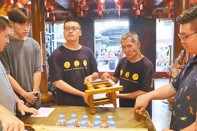 国立中山大学中国文学系与高雄地岳殿合作「身心『聊』癒：问事工作坊」，师生至地岳殿实际体验「问事」。（中山大学提供／洪靖宜高雄传真）