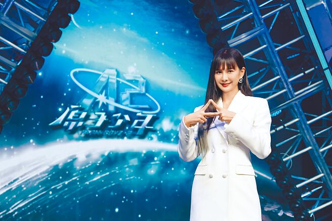 安心亞擔任《原子少年2》流星導師，給少年們一些意見。（踢帕娛樂提供）