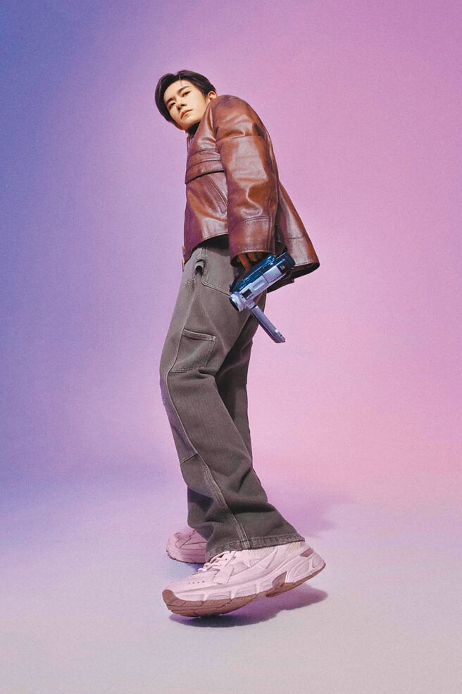 易烊千璽官宣形象照走復古風，呈現品牌LIGHTSTAR系列的鞋履。（Golden Goose提供）