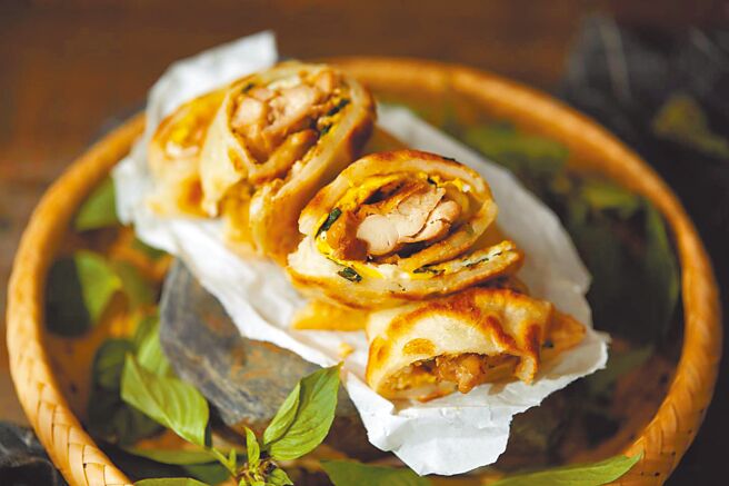 软食力以南台湾的软式粉浆蛋饼为特色，煎至表皮酥脆、内馅软嫩，超过10种馅料可以选择，为台式传统早餐注入新滋味。（软食力提供）