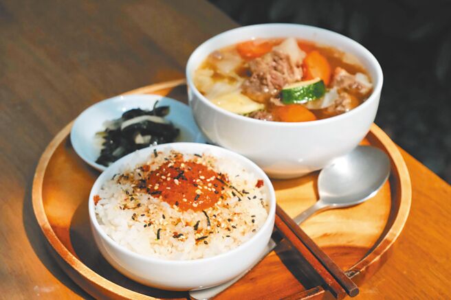 小炖食室提供五种中式炖汤，店家对选米甚为讲究，採用日本越光米与台湾米混种的台南拾陆号米，米饭富有米香，口感极佳。（小炖食室提供）