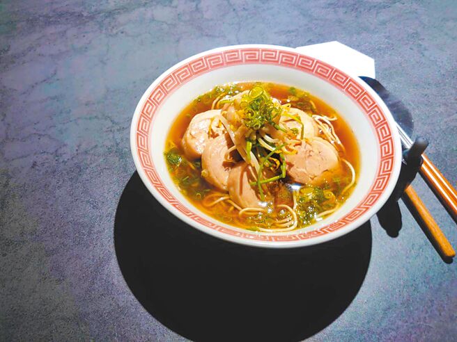 台南市中西区今年共19间餐厅入选必比登推介清单，是最多美食的行政区，其中新入选的「麦谜食验室」以大胆搭配创作出新颖的麵食，让每道餐点都富有层次和风味。（麦谜食验室提供）