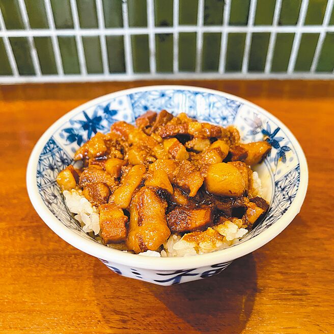 里小楼位于窄巷内的老宅，恰如店名「巷里的小楼」，其家常菜与小吃分量精致，适合单人用餐或两三好友聚会。（台湾米其林指南提供）