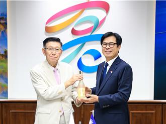 日本秋田知事访高雄水果祭设摊 陈其迈：期待品嚐美食