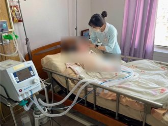 彰化陳姓姊妹車禍臥床已半年 醫護持續復健減緩肢體萎縮