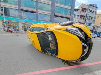 聖杯！嘉義自小客互撞  小黃90度直立翻覆駕駛受困