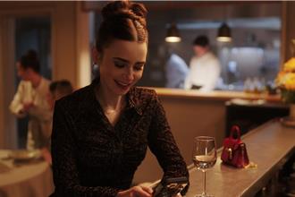 艾蜜莉在巴黎时尚穿搭 Delvaux迷你Toy包成恋爱必备