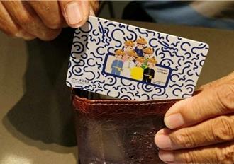 東港觀光業者自製「七角頭」一卡通 72歲老轎班拿到人生「首張卡」超感動