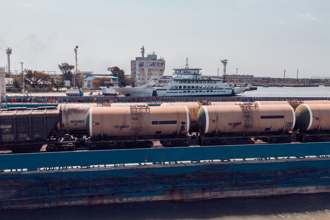 影》俄罗斯高加索港挨炸 乌军命中满载油料「铁路渡轮」