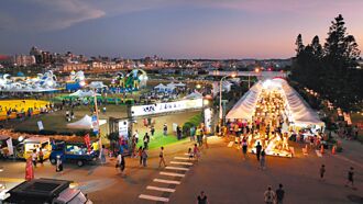 馬公夏日趴 追夕陽抽鋼鐵人模型