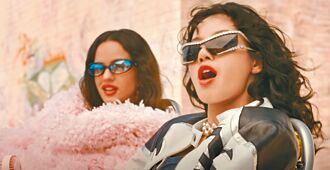 Lisa合作Rosalia 太陽眼鏡搶眼