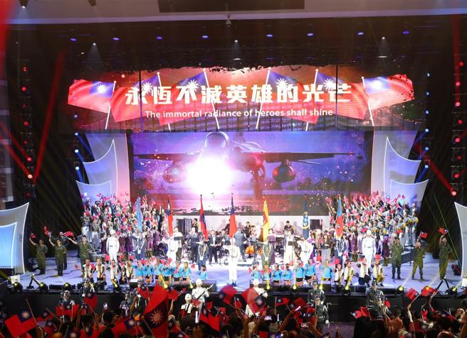 「慶祝九三軍人節暨八二三戰役勝利」音樂會昨日於臺北國際會議中心盛大登場，透過音符與影像，讓觀眾在樂曲中回顧黃埔百年的光輝歷史。同時，在音樂會尾聲全體人員齊唱《英勇勳章》，全場旗海飄揚，展現軍民同心、支持國防的愛國情懷。（記者袁銘駿攝）