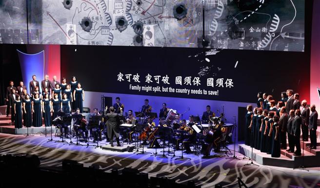  復興崗校友合唱團演唱撼動人心歌曲，為現場觀眾帶來震撼聽覺饗宴。（記者袁銘駿攝）