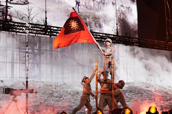  國防部藝工隊以舞蹈演繹國軍先賢犧牲生命，換取抗戰勝利的英勇戰史。（記者謝承宏攝）