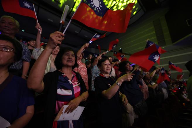  現場觀眾於音樂會尾聲齊唱《英勇勳章》，並揮舞國旗，表達愛國情懷。（記者袁銘駿攝）