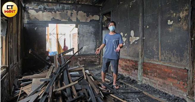 S男无奈站在自家已被烧毁的房屋内表示，双方对于赔偿金额谈不拢，对方仅愿意赔偿20万元。（图／黄威彬摄）